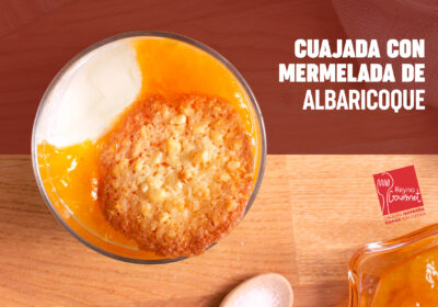 Cuajada con mermelada de albaricoque