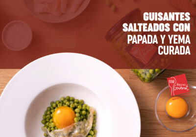 Guisantes salteados con papada y yema curada